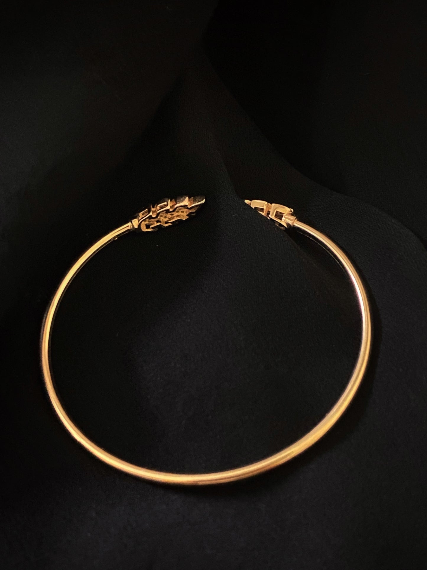 Leaf Design Twistable Bangle